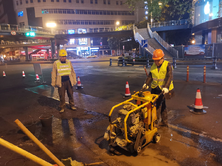 涪城路中段機(jī)動(dòng)車道完成優(yōu)化升級(jí)2.jpg 7820a2bf25989f23f12c1c129433f6f2.jpg