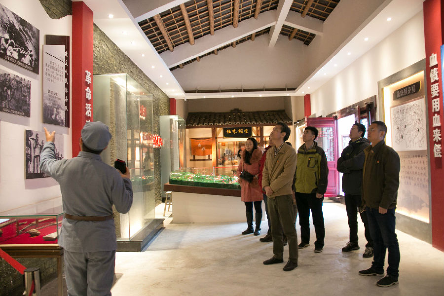 交發(fā)集團(tuán)機關(guān)黨總支組織開展“五重守初心”主題黨日活動3.jpg 94e2ecdb8bbc0b9d20b19db9cdd6d9fb.jpg